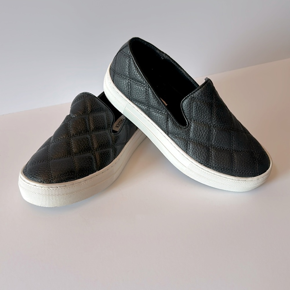 Steve Madden Black Globe Quilted Faux Leather Slip On Sneakers Size 6